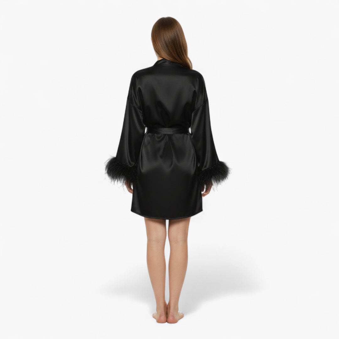 Peignoir Femme Satin – Noir à Manches Plumes Élégantes