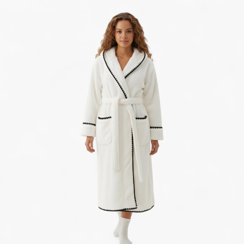 Peignoir Femme Hiver – Long en Polaire Blanche Bordée de Noir
