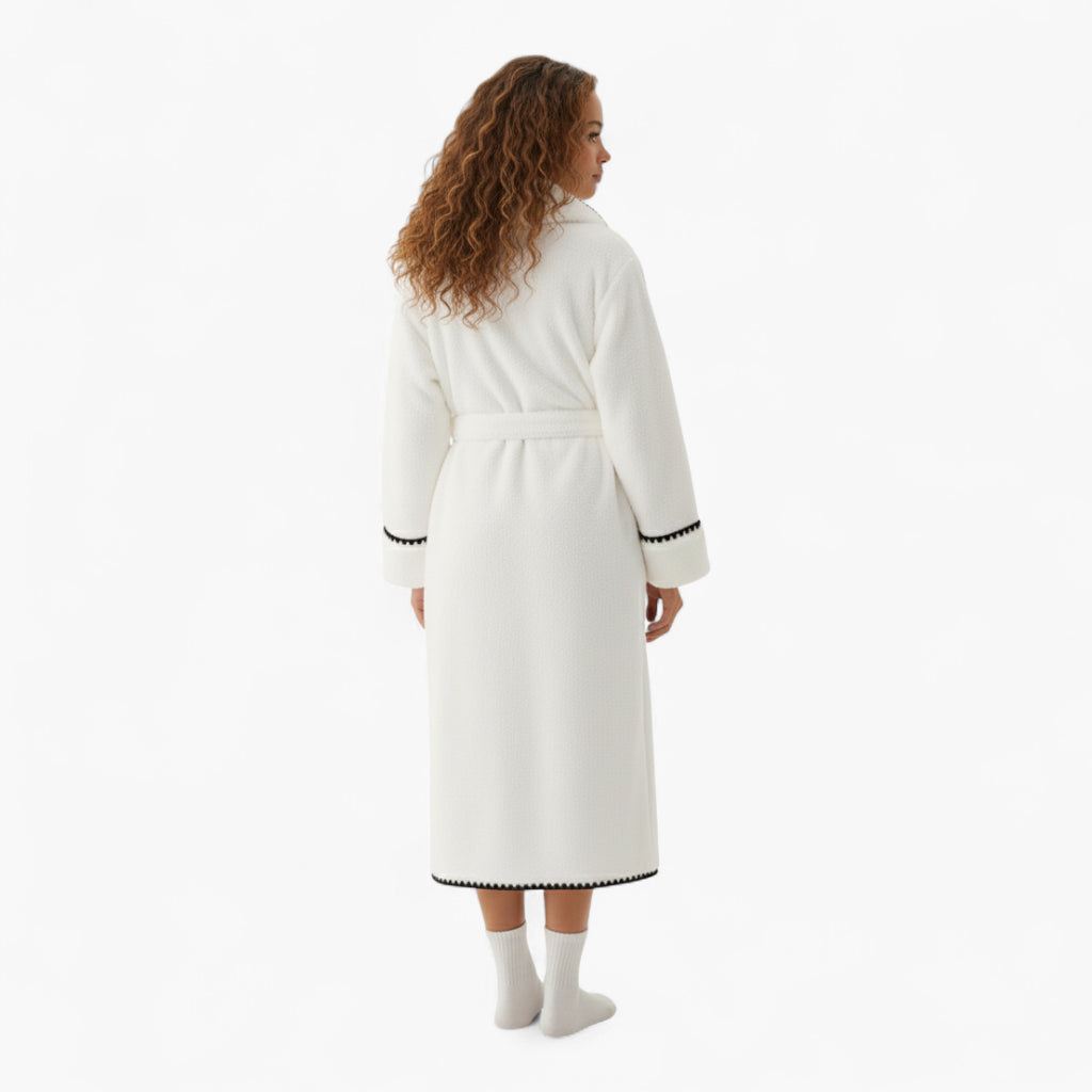 Peignoir Femme Hiver – Long en Polaire Blanche Bordée de Noir